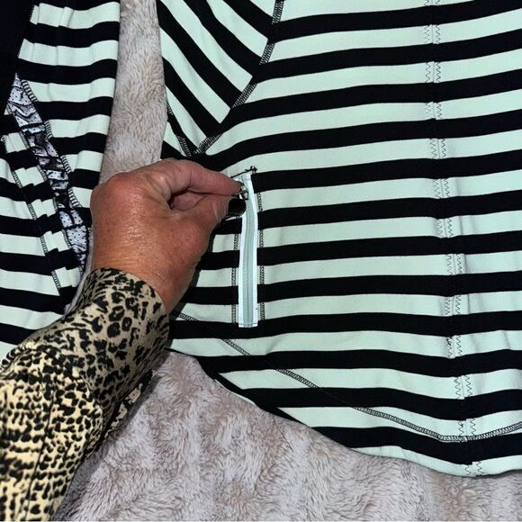 Lululemon size 8 Longsleeve Active Shirt excellent condition. - Picture 4 of 13